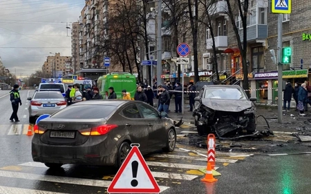 На северо-западе столицы автомобиль после ДТП сбил стоящих на тротуаре людей