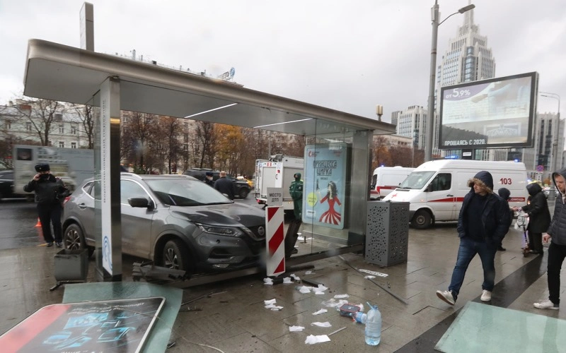 Известно, что стало причиной наезда автомобиля на остановку в центре столицы
