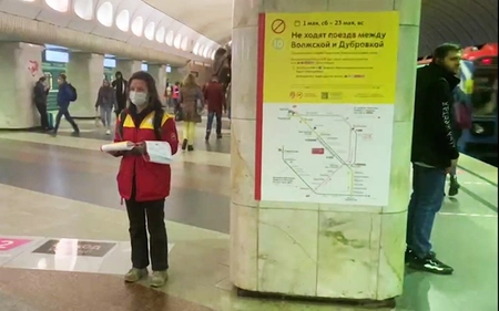 Из-за закрытия части салатовой ветки метро на соседней линии возникли трудности