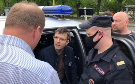 Задержанного на незаконной акции в столице депутата Павла Тарасова уже отпустили из ОВД