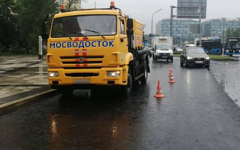 Из-за плохой погоды ремонт дороги на Тверской улице в Москве перенесли