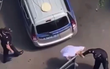 СКР проверяет полицейских и женщину, которые конфликтовали на юге Москвы