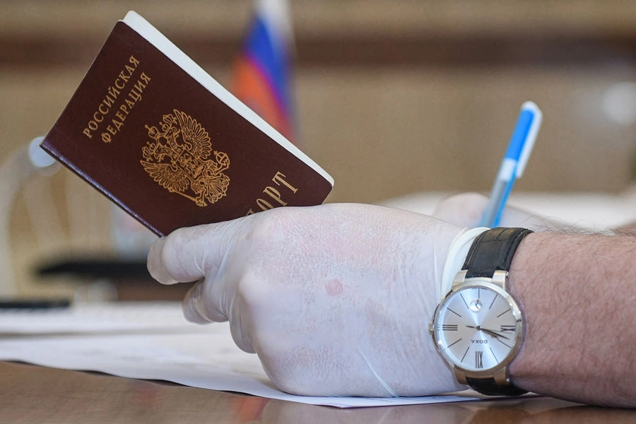 До конца года примут решение о замене бумажного паспорта смарт-картой