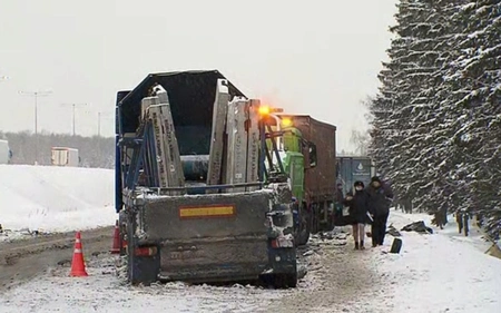 В массовом ДТП с грузовиками в Новой Москве погиб человек