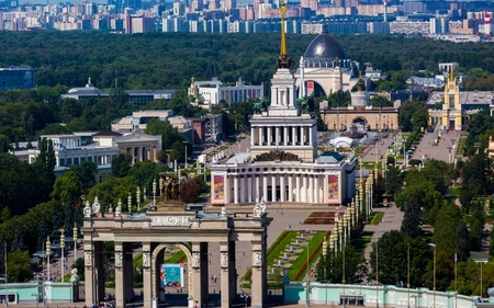 Павильоны ВДНХ оформили росписями, которые можно рассмотреть с колеса обозрения