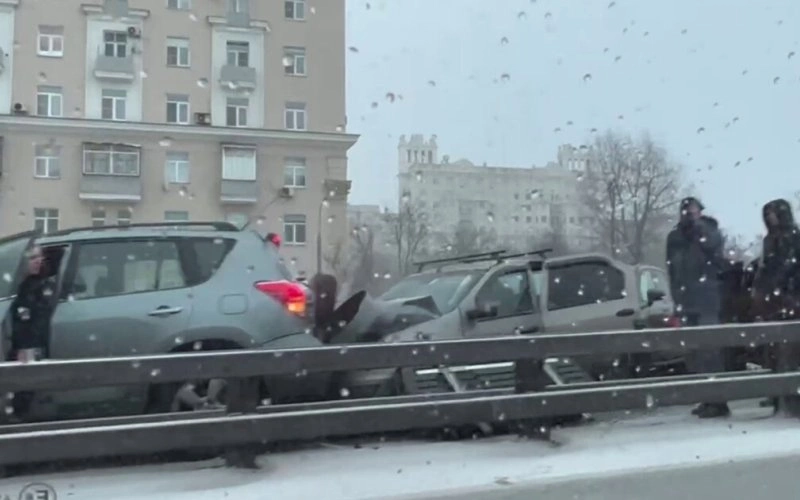 В столице на Ленинградском шоссе столкнулись восемь автомобилей
