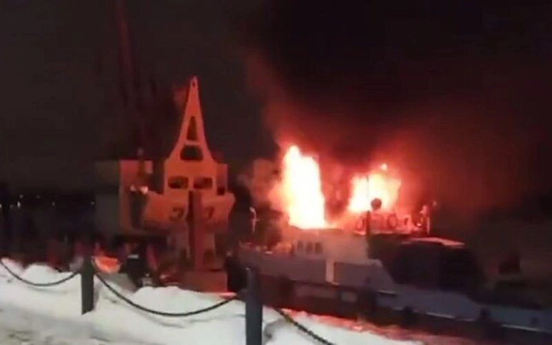 Напротив Северного речного вокзала загорелось судно