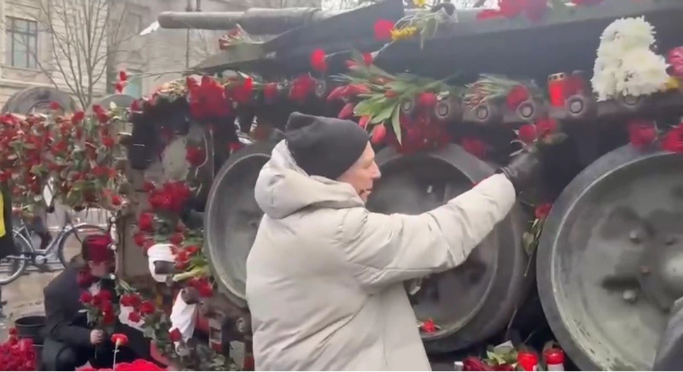 Акция Украины против России дала обратный эффект: жители Берлина к русскому танку несут цветы