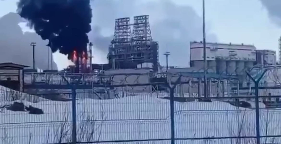 На нефтеперерабатывающем заводе «Лукойла» в городе Кстово горит установка с бензином