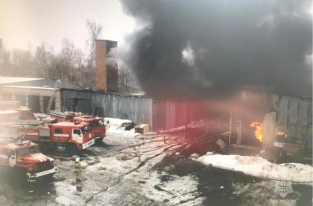 Крупный пожар на складе в поселке Турпатово в Рязанской области