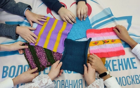 Московские школьники для маленьких пациентов связали сто осьминогов из шестисот цветных лоскутов