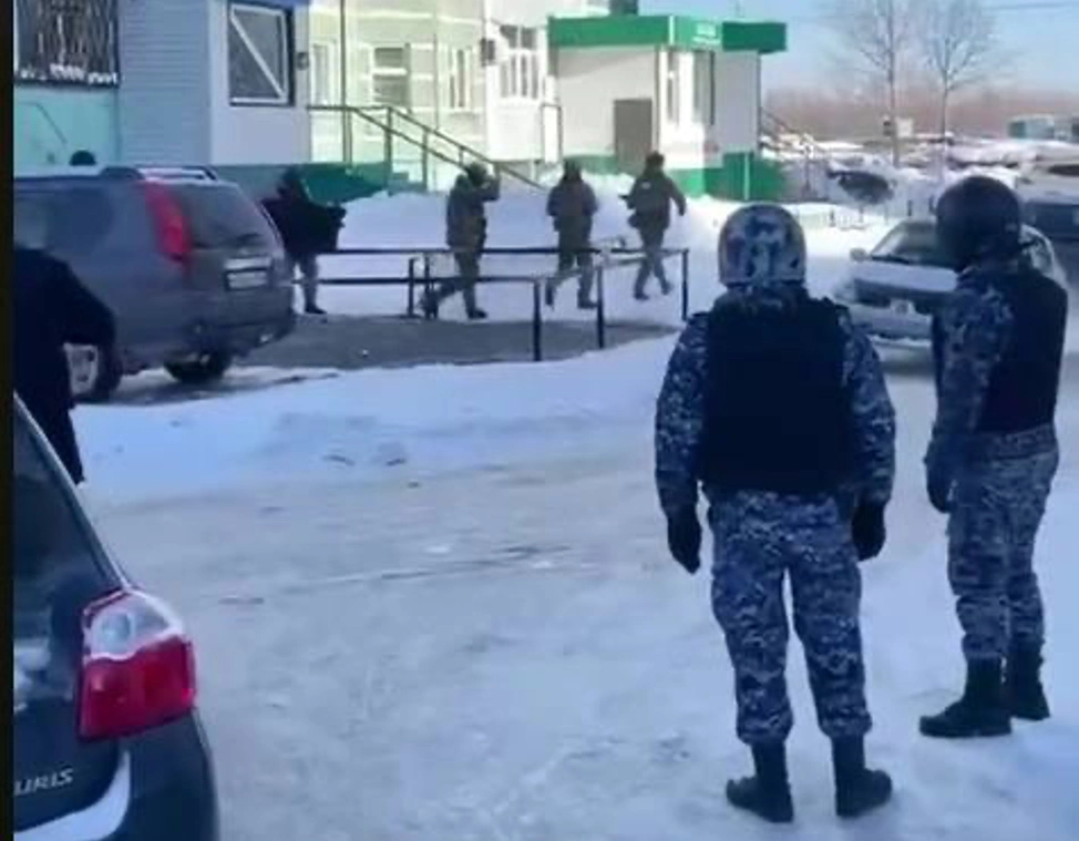 В Нижневартовске ребёнок освобождён, мужчина задержан