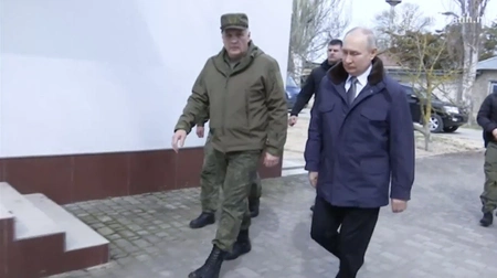 Владимир Путин приехал в Херсонскую область и Луганскую Народную Республику, где посетил штаб группировки войск «Днепр» и штаб национальной гвардии «Восток»