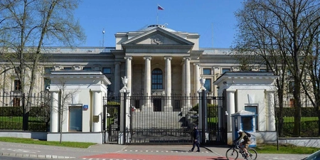 Власти Варшавы незаконно ломают двери школы при посольстве РФ