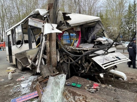 В Кирове водитель автобус уснул за рулем: 28 пострадавших