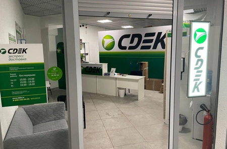 В отделение «СДЭК» одного человека госпитализировали из-за падения посылки с формальдегидом