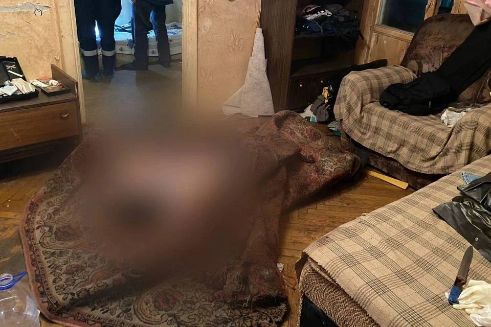 В столичной квартире обнаружили завернутый в ковер труп мужчины