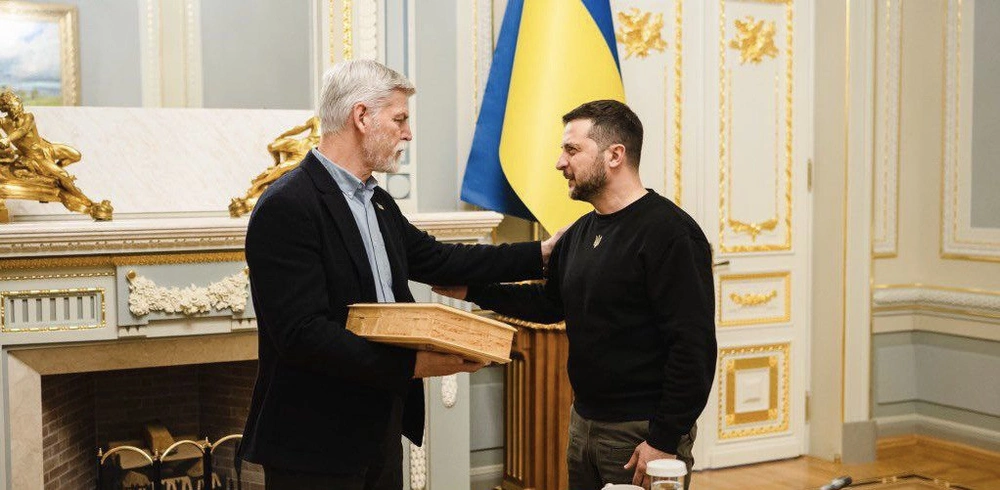 Президент Чехии подарил Зеленскому пистолет