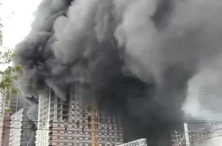 В Москве сильный пожар на стройке ЖК в Очаково