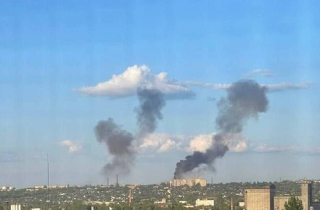 В Луганске прогремели два взрыва, над городом два столба дыма