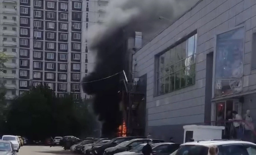 В Москве пожар около супермаркета «Перекресток»