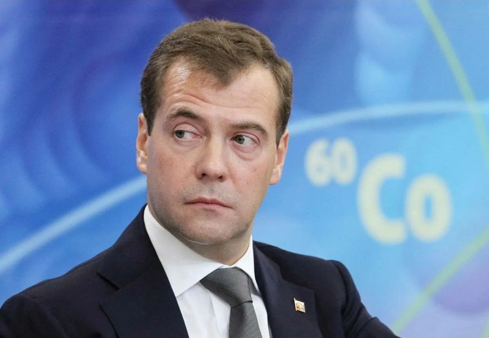 Медведев: Макрон пострадал от общения с «киевским наркоманом»