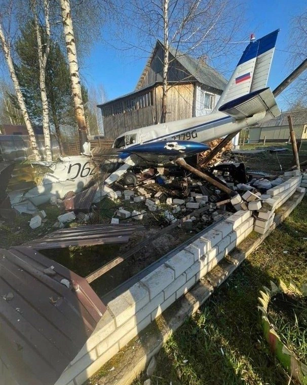 В Коми самолет упал на частный дом