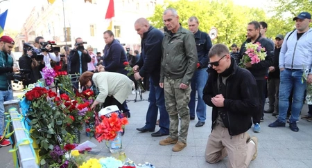 Жители Одессы несут цветы к Дому профсоюзов