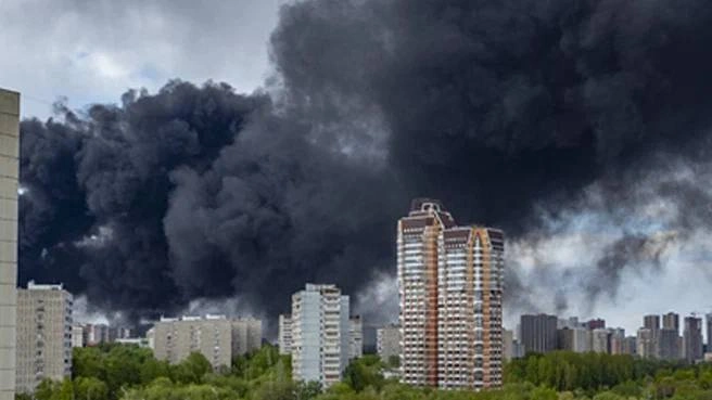 На юго-востоке Москвы горит завод