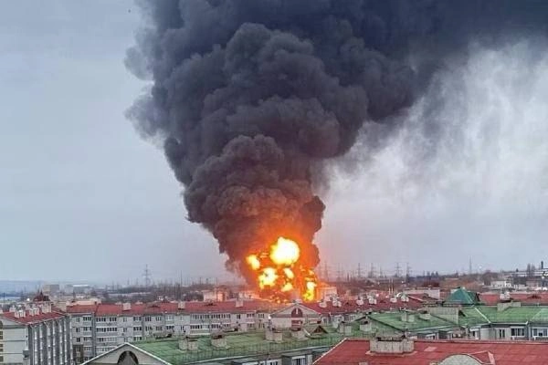В Шебекино разгорелся сильный пожар после обстрела