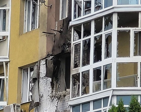 В Воронеже БПЛА врезался в жилой дом