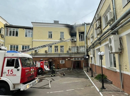 На востоке Москвы мужчина погиб при пожаре в офисном здании