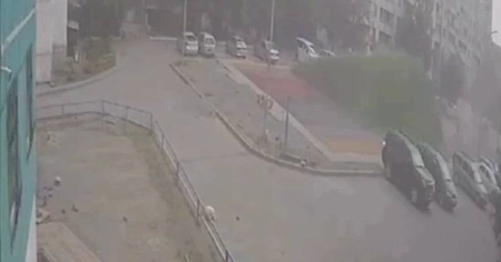 В Казахстане ветер сорвал покрытие с игрового поля, вместе с детьми