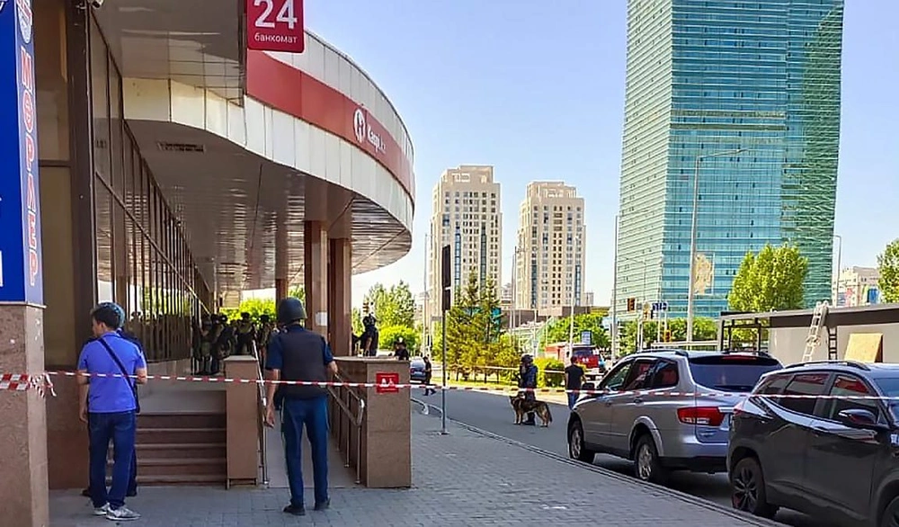 В Казахстане мужчина захватил заложников в банке