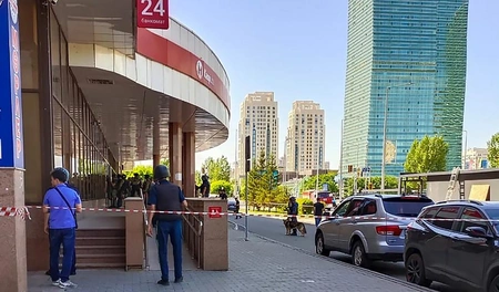 В Казахстане мужчина захватил заложников в банке