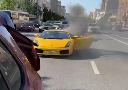 Желтый Lamborghini загорелся во время движения по Садовому кольцу в Москве