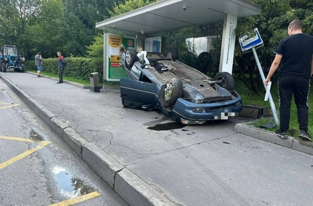 На юге Москвы машина врезалась в остановку