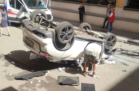 Автомобиль упал со второго этажа многоуровневой парковки на западе Москвы