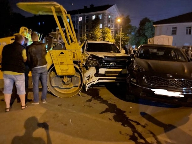 В Южно-Сахалинске школьники дважды угнали каток и устроили четыре ДТП