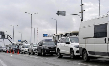 На Крымского моста образовалась пробка