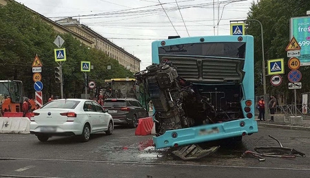 В Санкт-Петербурге на дороге у автобуса выпал двигатель