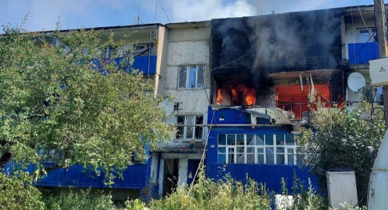 В результате атаки ВСУ в Курской области загорелся дом