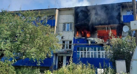 В результате атаки ВСУ в Курской области загорелся дом
