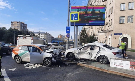 В центре Москвы в результате ДТП погиб водитель автомобиля