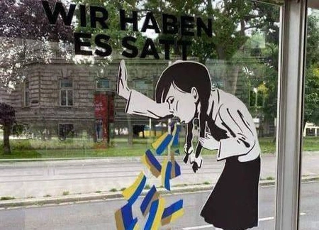 «Мы сыты по горло». В Вене развешивают наклейки против помощи Украине
