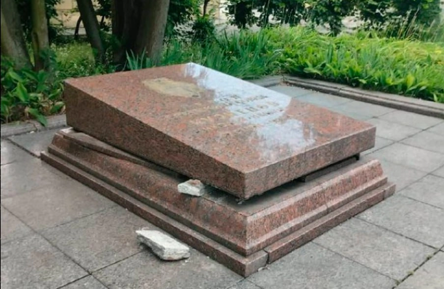 Неизвестные попытались украсть прах героя СССР во Львове
