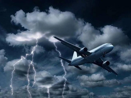 Молния ударила в самолет в воздушном пространстве над Москвой