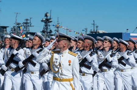 Путин открыл парад в честь праздника ВМФ