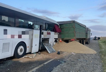 В Ставрополе автобус с пассажирами врезался в грузовик