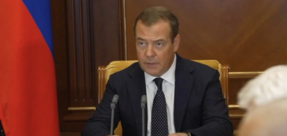 Дмитрий Медведев считает необходимой задачей повысить престиж контрактной службы в России